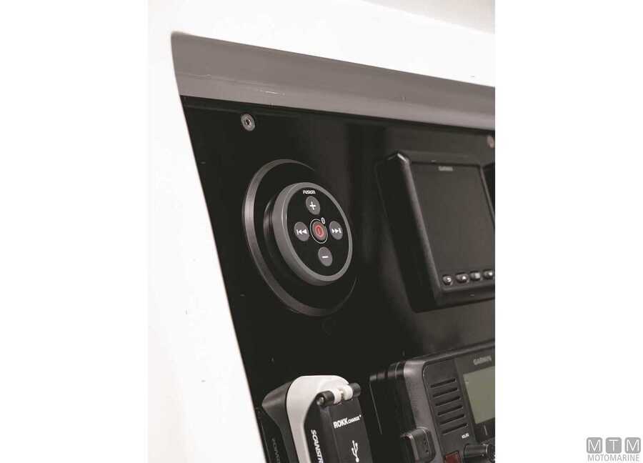 Fusion MS-BB100 USB Bluetooth Black Box Marine Stereo-img5640609_.jpg