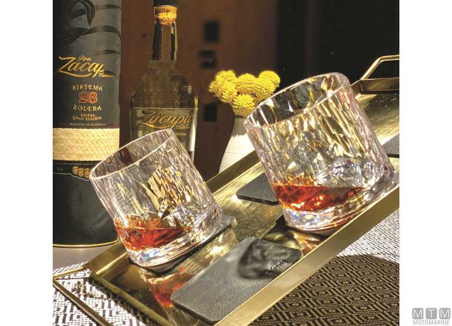 Set 2 Bicchieri Magnetici da Whisky in Plastica-img5802644_.jpg