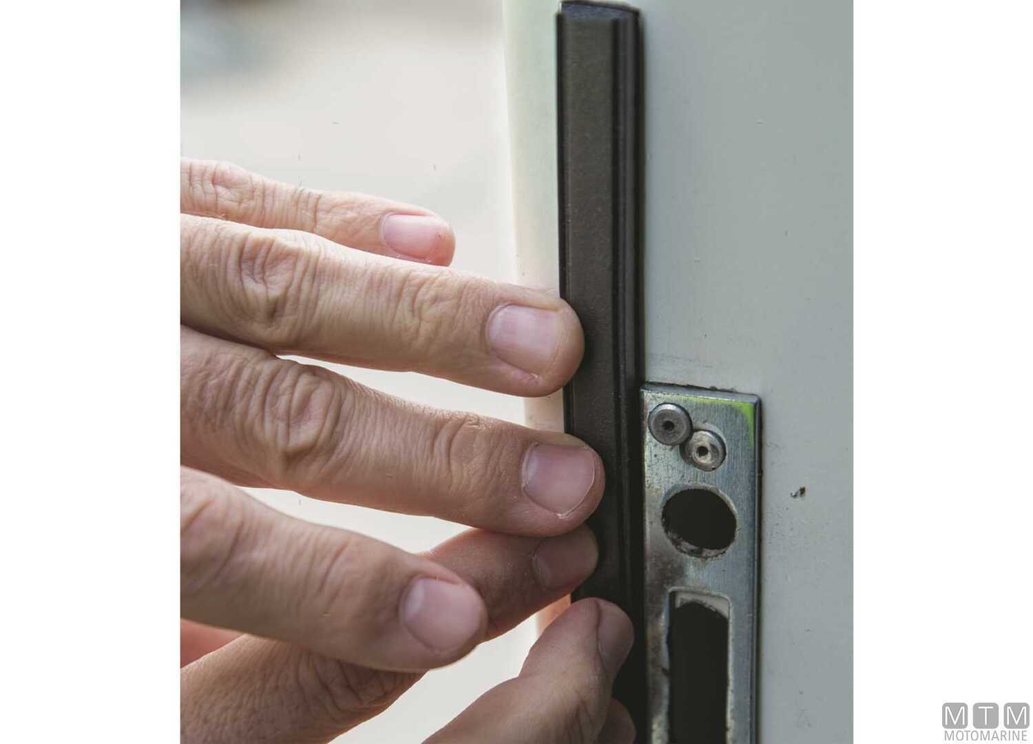 Guarnizione Trim-lok Flat Rubber Nero 12x3mm Adesivo Ht l15m-img3835120_2.jpg