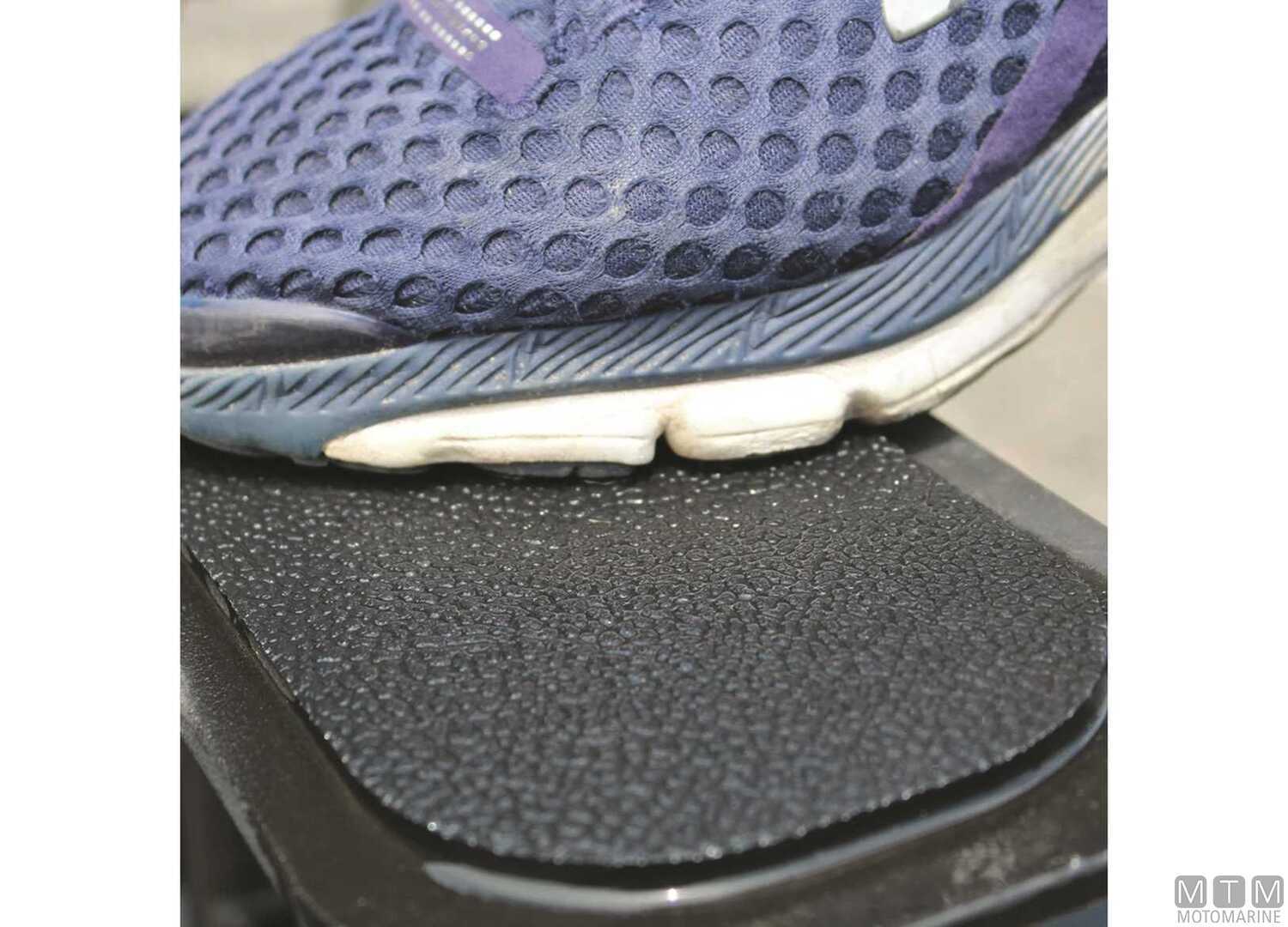 Coprigradino Antiscivolo Gatorskinz Step Pad 406x102mm Cf 2PZ-img3328010_.jpg